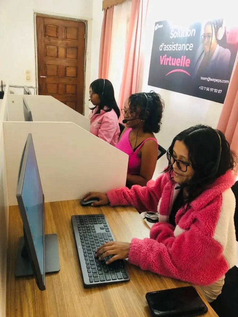 Trois assistantes virtuelles travaillent sur des ordinateurs, offrant des services de prospection et de support client.