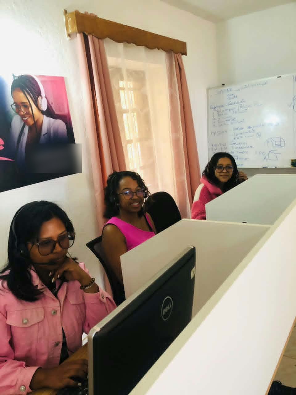 Assistante virtuelle francophone de Wepeps à son poste au bureau d'Antananarivo, Madagascar